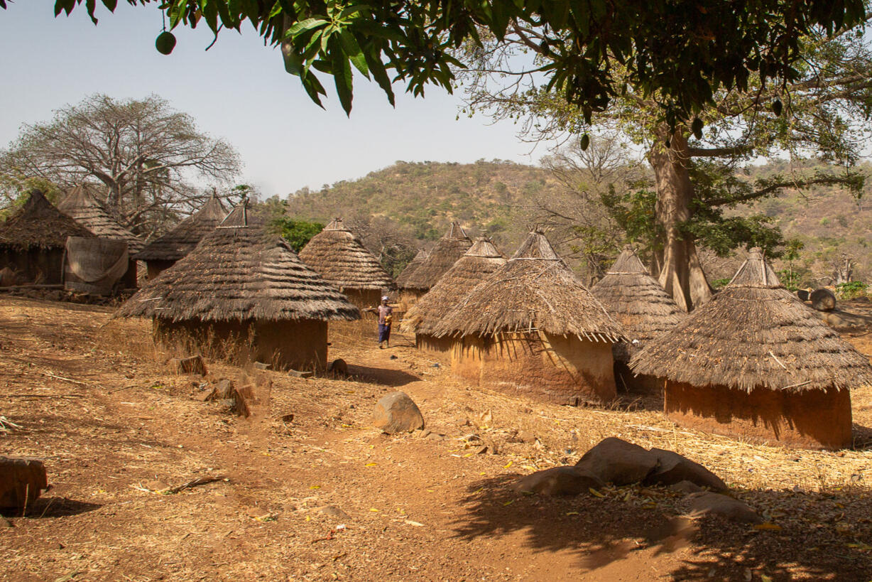 "PAYS BASSARI, entre rituels, montagnes et légendes."